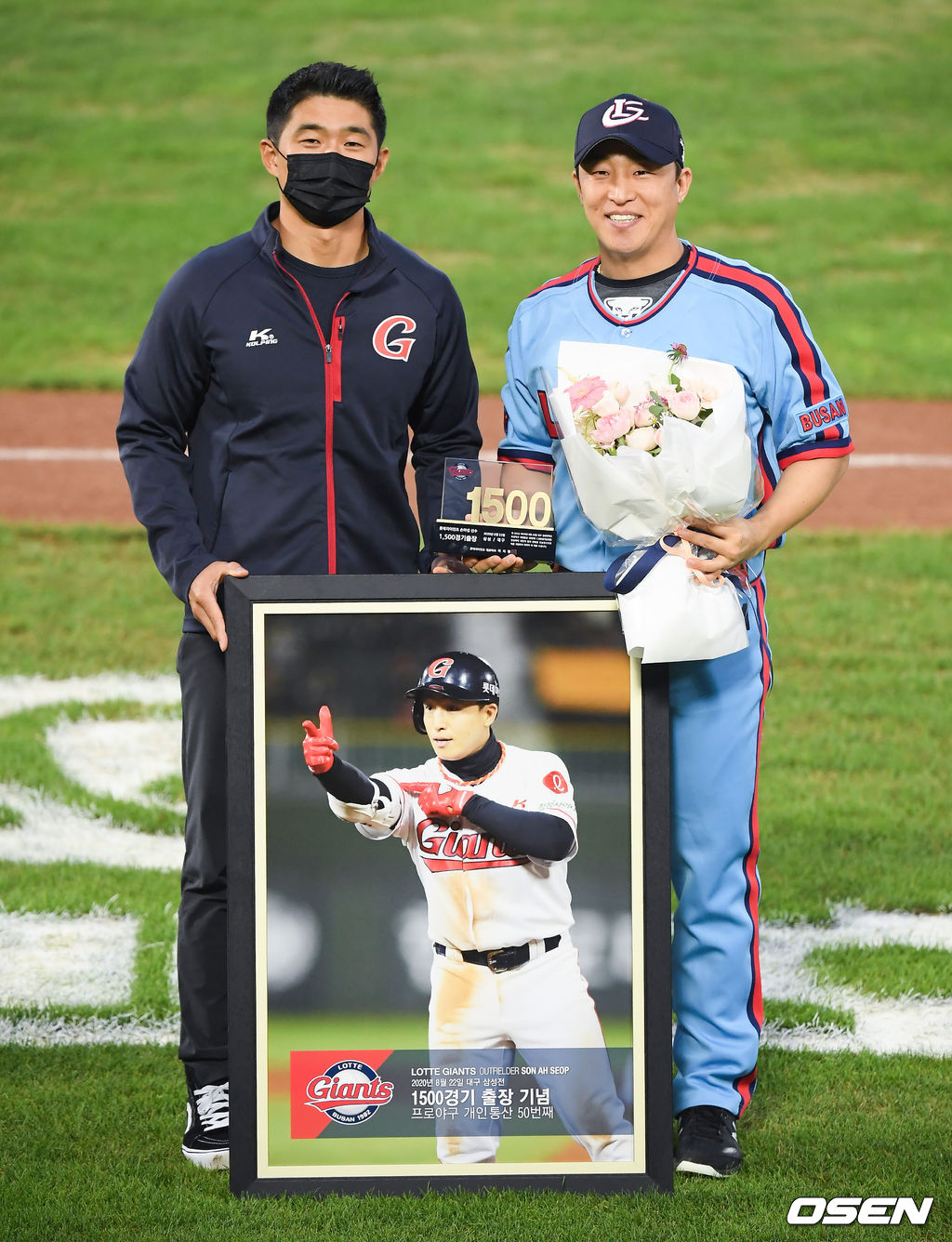 11일 오후 부산 사직구장에서 ‘2020 신한은행 SOL KBO리그’ 정규리그 롯데 자이언츠와 삼성 라이온즈과 경기가 진행됐다. 경기에 앞서 롯데 손아섭이 1500경기 출장 KBO 시상식을 갖고 포즈를 취하고 있다. / soul1014@osen.co.kr