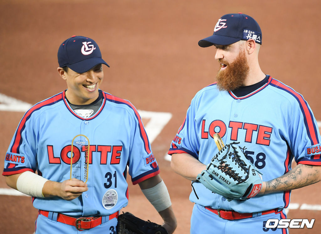 10일 오후 부산 사직구장에서 ‘2020 신한은행 SOL KBO리그’ 정규리그 롯데 자이언츠와 삼성 라이온즈과 경기가 진행됐다. 경기 앞서 진행된 올스타 시상식에서 손아섭과 스트레일리가 미소 짓고 있다. / soul1014@osen.co.kr
