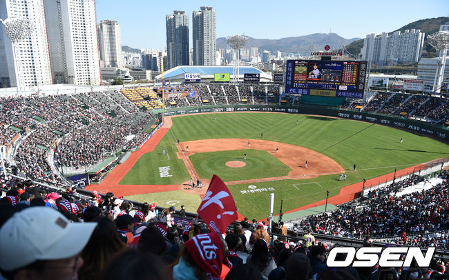 24일 오후 부산 사직야구장에서 ‘2019년 신한은행 마이카 KBO리그’ 롯데 자이언츠와 키움 히어로즈의 경기가 열렸다.경기장을 가득 메운 관중들이 열띤 응원을 펼치고 있다./sunday@osen.co.kr
