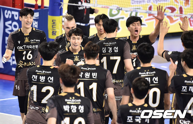OK그융그룹 선수들이 승리 후 기뻐하고 있다. /cej@osen.co.kr