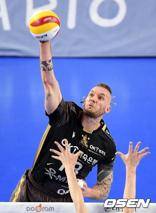 OK금융그룹 펠리페가 강타를 하고 있다. /cej@osen.co.kr