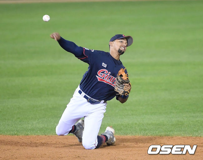 20일 오후 서울 잠실야구장에서 '2020 신한은행 SOL KBO리그' 두산 베어스와 롯데 자이언츠의 경기가 열렸다.3회말 1사 롯데 마차도가 두산 김재환의 타구를 잡아 1루로 송구하고 있다. /youngrae@osen.co.kr