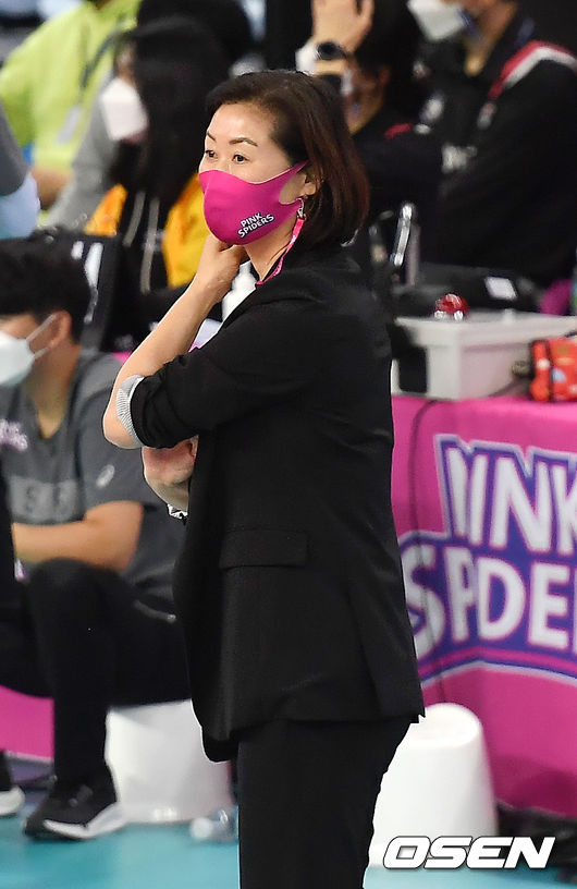흥국생명 박미희 감독이 경기를 지켜보고 있다. /youngrae@osen.co.kr 