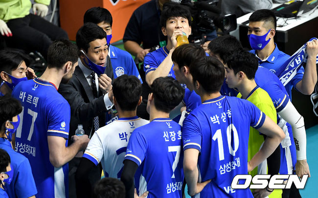 삼성화재 고희진 감독이 작전타임 때 선수들에게 지시를 내리고 있다. /dreamer@osen.co.kr