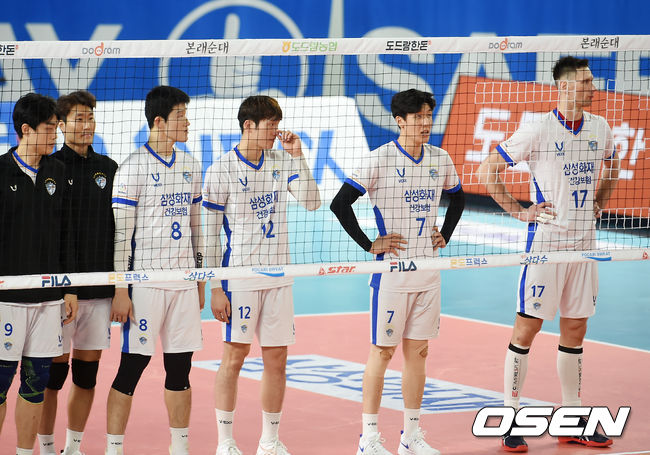 경기를 마치고 삼성화재 선수들이 아쉬워하고 있다./ rumi@osen.co.kr