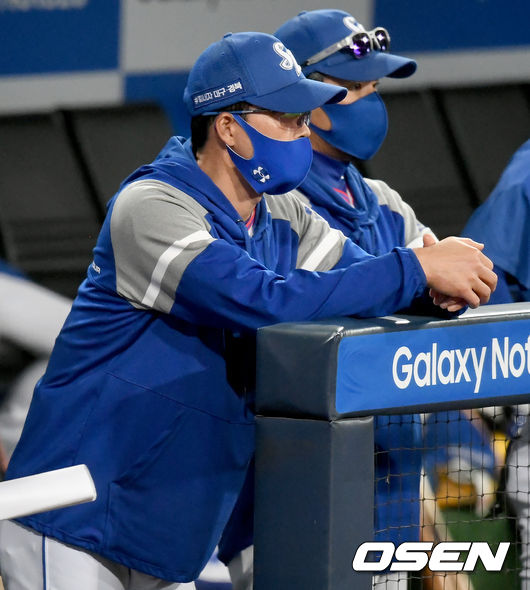 29일 오후 대구삼성라이온즈파크에서 ‘2020 신한은행 SOL KBO 리그’ 삼성 라이온즈와 KT 위즈의 경기가 열렸다.1회초 삼성 허삼영 감독이 그라운드를 바라보고 있다./ksl0919@osen.co.kr