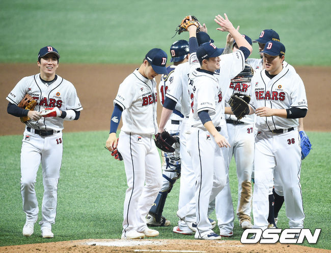 한국시리즈 진출한 두산 선수들이 기쁨을 나누고 있다. / soul1014@osen.co.kr