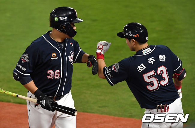 두산 오재일이 동점 우월 솔로포를 날리고 최주환과 인사를 나누고 있다. / dreamer@osen.co.kr