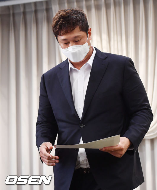 이대호가 기자회견장에서 입장을 밝힐 준비를 하고 있다./ rumi@osen.co.kr