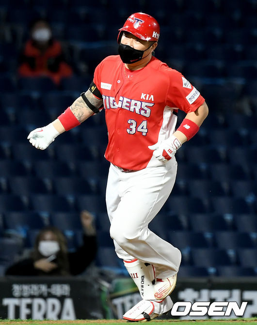 최형우(37, KIA 타이거즈)가 프로야구 올해의 선수로 뽑혔다. 