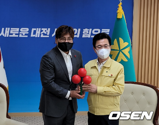 김태균(왼쪽)이 15일 대전시청에서 허태정 대전시장을 만나 마스크 2만장을 기부했다. /waw@osen.co.kr