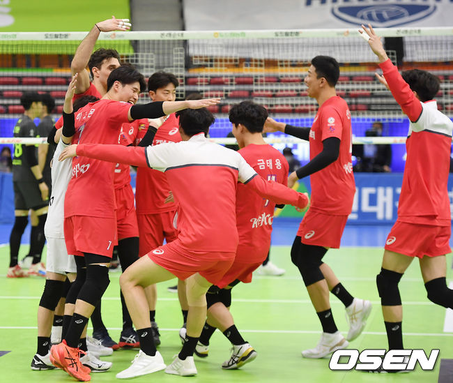 한국전력은 15일 수원체육관에서 열린 '도드람 2020-2021 V리그'  남자부 현대캐피탈과 홈경기에서 세트스코어 3-0(25-20 25-22 25-21)으로 승리했다. 승리를 거둔 한국전력 선수단이 기뻐하고 있다. /youngrae@osen.co.kr
