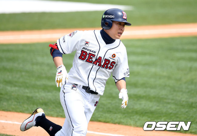 정수빈이 적시타를 치고 그라운드를 달리고 있다. /sunday@osen.co.kr