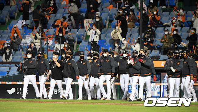 한화 선수들이 인사를 하기 위해 그라운드로 나가고 있다. /sunday@osen.co.kr