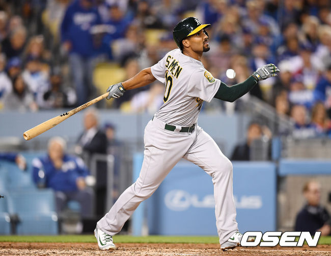 오클랜드 세미엔이 2타점 적시 2루타를 때리고 있다. / youngrae@osen.co.kr