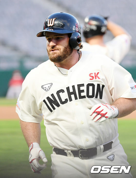 SK 화이트가 1루수 플라이 타구로 물러나며 아쉬워하고 있다./ rumi@osen.co.kr