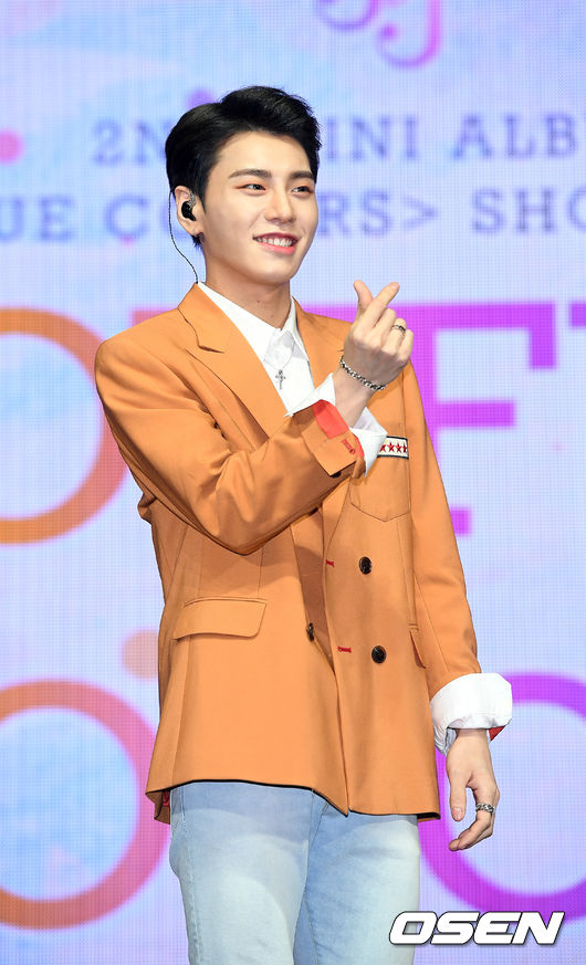 17일 오후 서울 광진구 예스24 라이브홀에서 진행된 그룹 JBJ 컴백 쇼케이스 ‘TRUE COLORS’ 에서 JBJ 김상균이 포토타임을 갖고 있다./ rumi@osen.co.kr