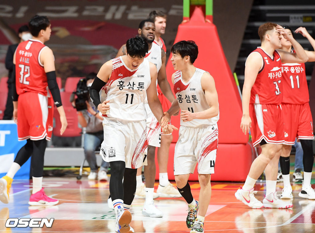 이 경기에서 KGC가 61-60로 1점 차 승리를 거뒀다. 이날 승리로 KGC인삼공사는 13승7패를 기록하며 단독 1위를 지켰고 오리온은 12승9패로 3위가 됐다.경기를 마치고 KGC 선수들이 기뻐할때 오리온 선수들이 아쉬워하고 있다./rumi@osen.co.kr