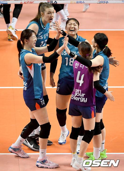 16일 오후 서울 장충체육관에서 ‘도드람 2020-2021 V리그’ 여자부 GS 칼텍스와 KGC인삼공사의 경기가 열렸다.1세트 GS칼텍스 선수들이 득점에 기뻐하고 있다./ksl0919@osen.co.kr