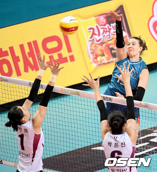 16일 오후 서울 장충체육관에서 ‘도드람 2020-2021 V리그’ 여자부 GS 칼텍스와 KGC인삼공사의 경기가 열렸다.2세트 GS칼텍스 러츠가 강타를 하고 있다./ksl0919@osen.co.kr