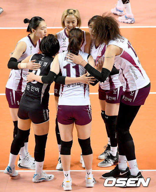 16일 오후 서울 장충체육관에서 ‘도드람 2020-2021 V리그’ 여자부 GS 칼텍스와 KGC인삼공사의 경기가 열렸다.1세트 KGC 선수들이 득점에 기뻐하고 있다./ksl0919@osen.co.kr