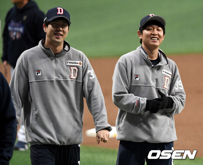 경기를 앞두고 두산 박건우와 정수빈이 훈련을 나서며 미소짓고 있다. / dreamer@osen.co.kr