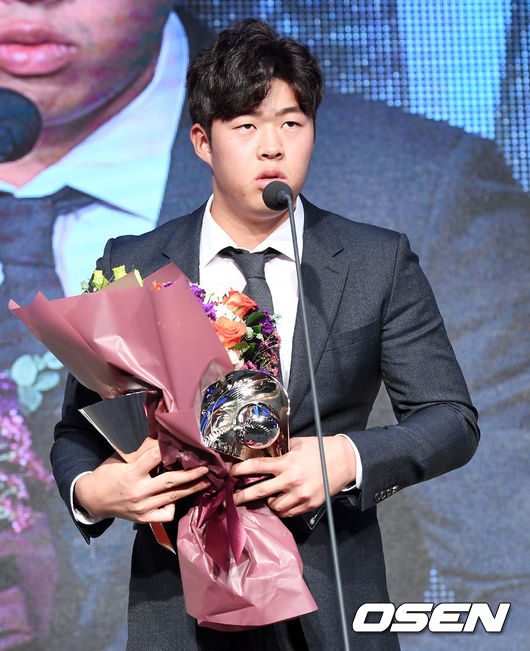 '2017 타이어뱅크 KBO 시상식'에서 상무 임지섭이 퓨처스리그 남부리그 평균자책점상, 승리상을 수상하고 있다. /jpnews@osen.co.kr