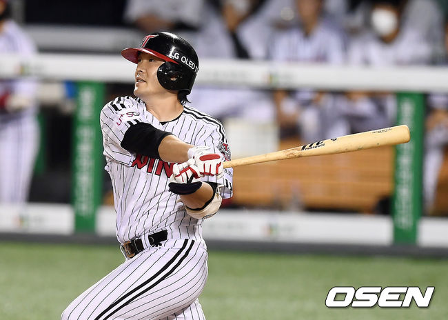LG 트윈스와 KT 위즈의 경기가. 7회말 무사 1,3루 LG 이형종이 적시타를 때려내고 있다. /youngrae@osen.co.kr