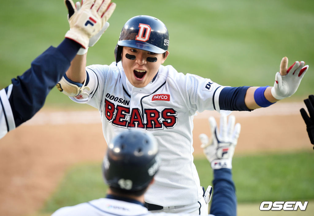 31일 오후 서울 잠실구장에서 열린 '2015 타이어뱅크 KBO 리그' 한국시리즈 두산 베어스와 삼성 라이온즈의 5차전, 7회말 2사 1,3루에서 두산 정수빈이 스리런포를 날리고 기뻐하고 있다. /jpnews@osen.co.kr