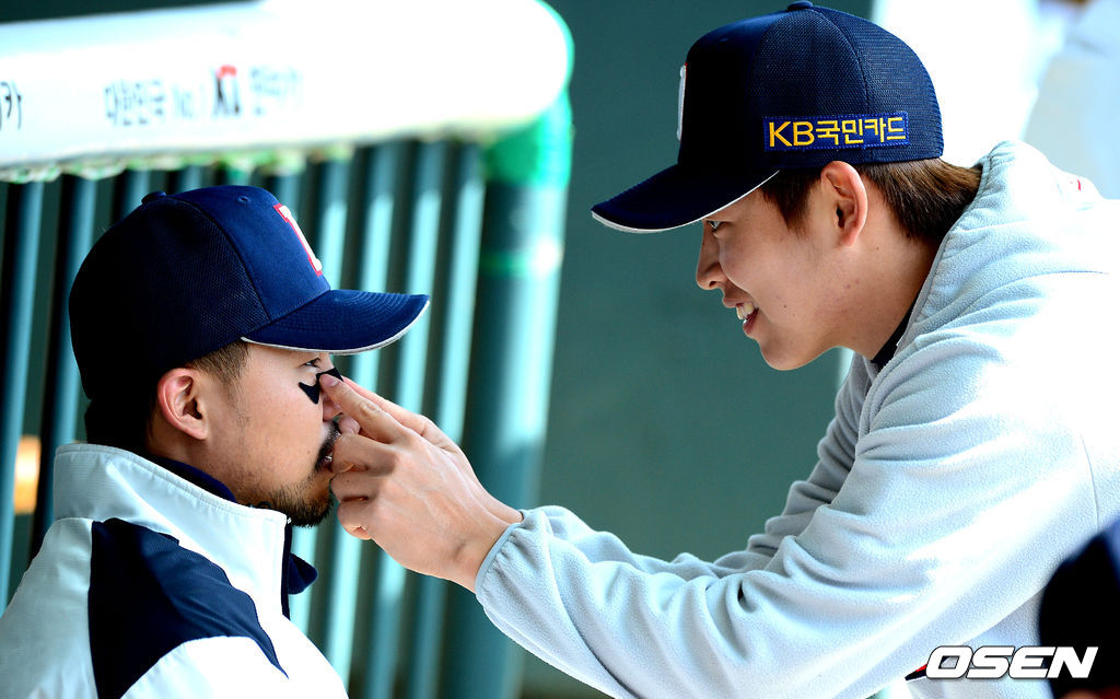 7일 오후 서울 잠실야구장에서 '2013 한국야쿠르트 세븐 프로야구' LG 트윈스와 두산 베어스의 경기가 열렸다.경기에 앞서 두산 정수빈이 오재원에 아이패치를 붙여 주고 있다. /jpnews@osen.co.kr
