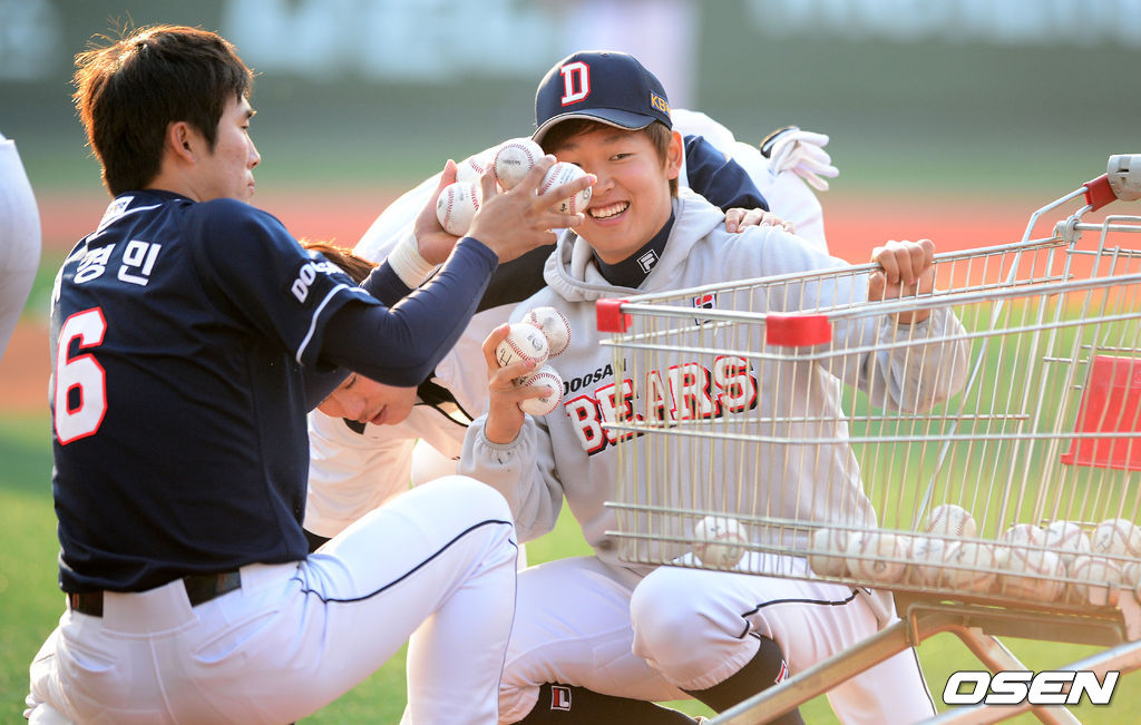 24일 오후 서울 목동야구장에서 열리는 '2013 한국야쿠르트 세븐 프로야구' 넥센 히어로즈와 두산 베어스의 경기에 앞서 두산 허경민, 정수빈이 훈련을 마치고 카트에 볼을 담고 있다. /jpnews@osen.co.kr