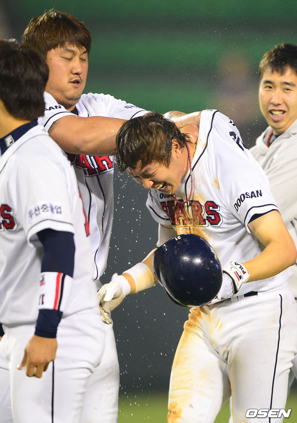 연장 11회말 1사 주자 만루 두산 정수빈이 끝내기 안타를 날린 후 끝내기 축하를 받고 있다. / rumi@osen.co.kr