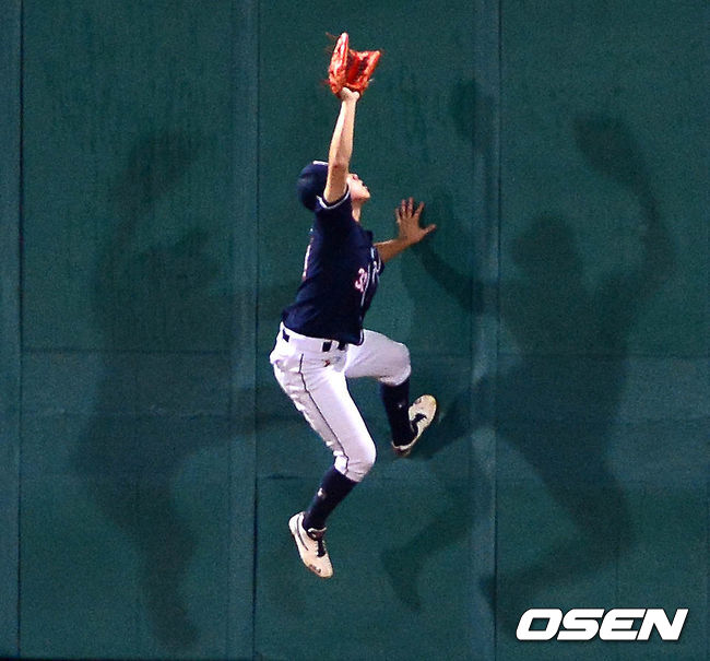 22일 오후 대구구장에서 열린 '2013 한국야쿠르트 세븐 프로야구' 삼성 라이온즈와 두산 베어스의 경기 4회말 선두타자 최형우의 솔로포 상황, 정수빈이 타구를 잡기위해 담장을 오르고 있다. / OSEN DB.