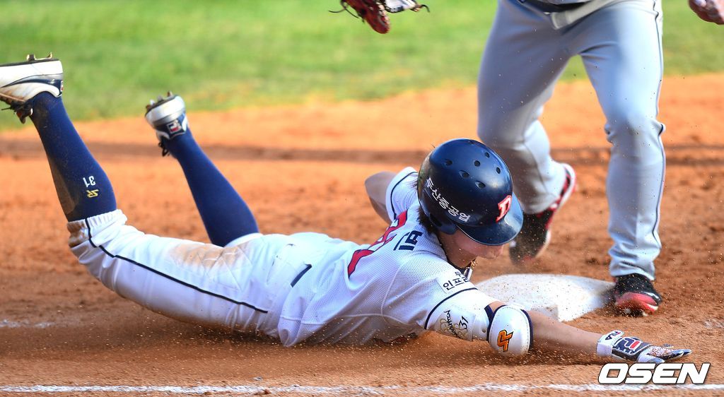 19일 오후 서울 잠실야구장에서 열린 '2013 한국야쿠르트 세븐 프로야구' 플레이오프 3차전 두산 베어스 대 LG 트윈스의 경기, 6회말 두산 공격 1사 1루 상황  2번타자 정수빈이 기습번트를 대고 1루에 슬라이딩 해 세이프 되고 있다. /dreamer@osen.co.kr