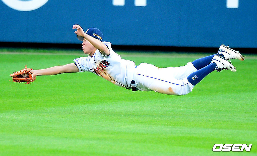 19일 오후 서울 잠실야구장에서 열린 '2013 한국야쿠르트 세븐 프로야구' 플레이오프 3차전 두산 베어스 대 LG 트윈스의 경기, 7회초 1사 1루에서 두산 정수빈이 다이빙캐치오 LG 이병규의 타구를 잡아내고 있다. /jpnews@osen.co.kr