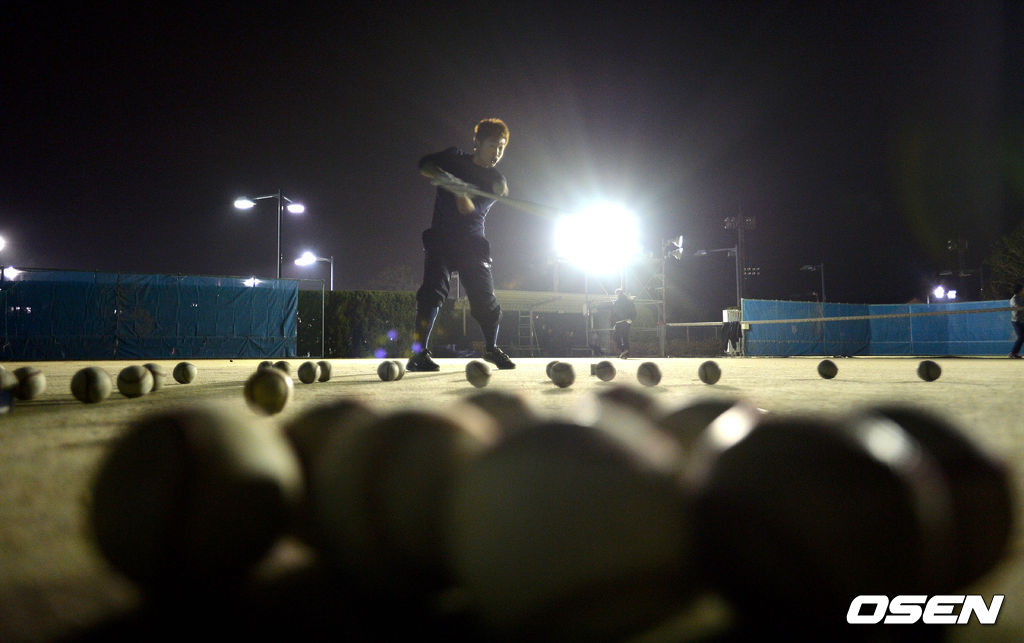 야간 자율 훈련에 나선 정수빈이 타격 연습을 하고 있다./dreamer@osen.co.kr