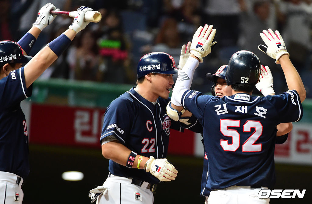 19일 오후 인천 문학야구장에서 열린 '2014 한국야쿠르트 세븐 프로야구' SK 와이번스와 두산 베어스의 경기, 6회초 2사 만루에서 두산 정수빈이 역전 만루포를 날리고 홈을 밟으며 동료선수들과 기뻐하고 있다. / jpnews@osen.co.kr
