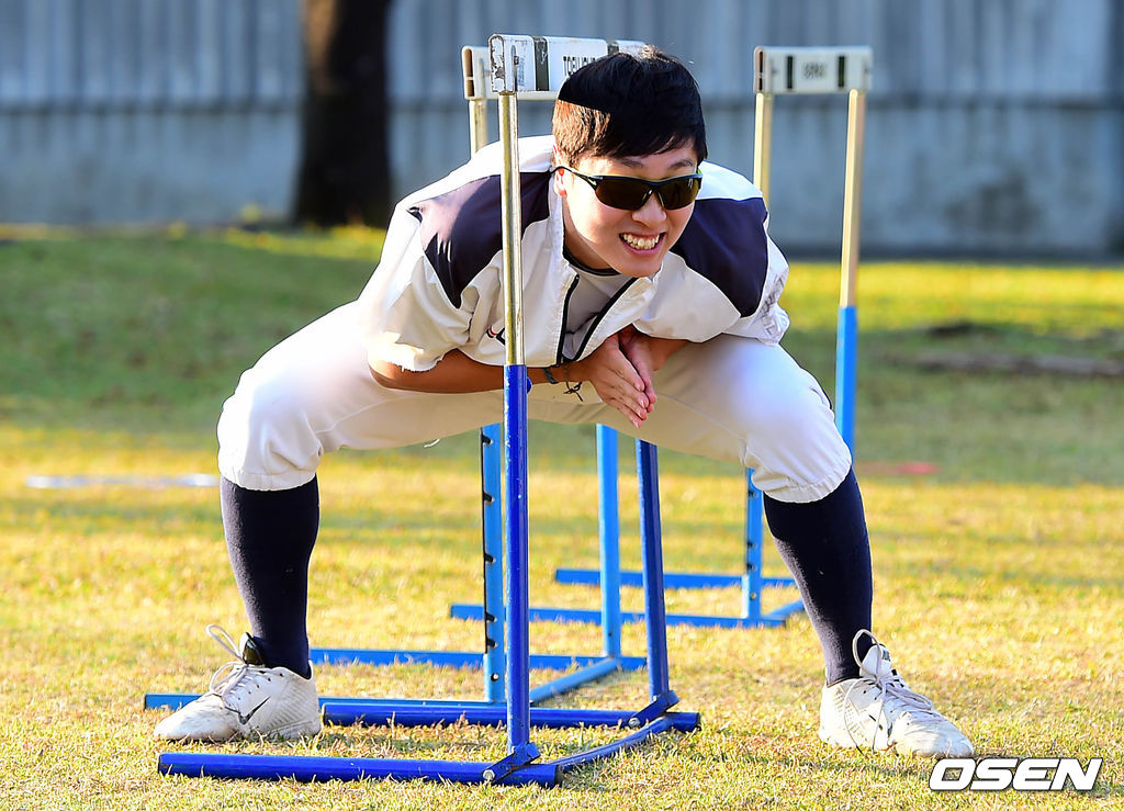 19일 오후 일본 미야자키현 사이토바라 운동공원에서 두산 베어스의 2014 마무리훈련이 진행됐다.두산 정수빈이 유연성 훈련을 진행하고 있다. /dreamer@osen.co.kr