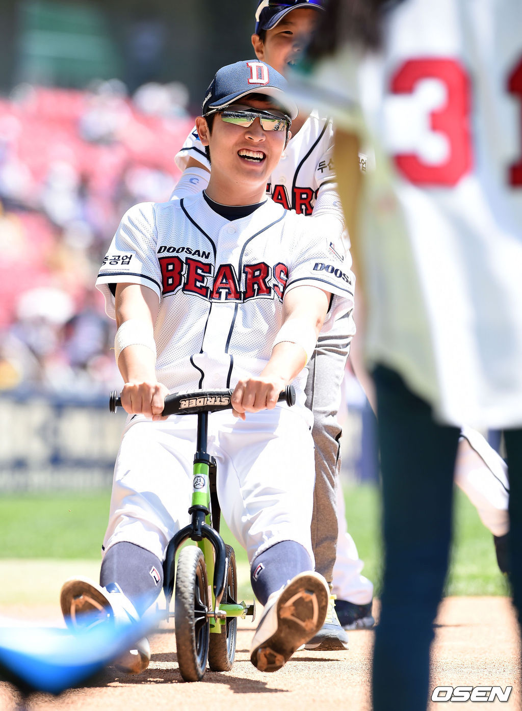 5일 오후 서울 잠실야구장에서 '2015 타이어뱅크 KBO리그' 두산 베어스와 LG 트윈스의 경기가 열린다.두산 정수빈이 어린이 팬들과 그라운드에서 릴레이 경기를 펼치며 즐거워하고 있다../jpnews@osen.co.kr 