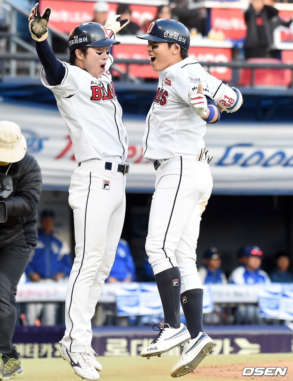 31일 오후 서울 잠실구장에서 '2015 타이어뱅크 KBO 리그' 한국시리즈 5차전 두산 베어스와 삼성 라이온즈의 경기가 열렸다.7회말 두산 공격 2사 1, 3루 상황 정수빈이 우월 스리런포를 날리고 홈을 밟으며 허경민과 기뻐하고 있다. / dreamer@osen.co.kr