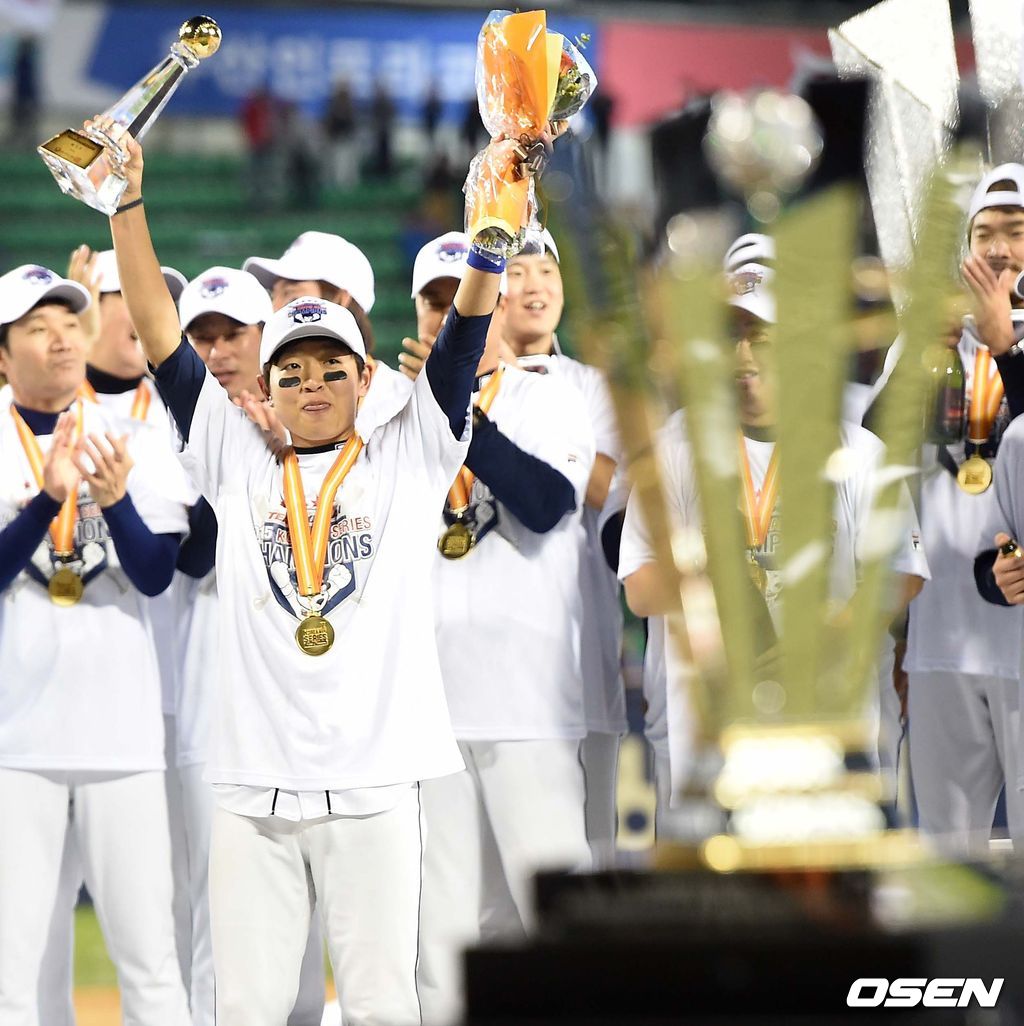 신임 김태형 감독이 이끈 두산이 통합 5연패를 노리던 삼성왕조를 몰락시키며 14년만에 한국시리즈 우승컵을 품에 안았다.두산은 31일 잠실구장에서 열린 삼성과의 한국시리즈 5차전에서 선발 유희관의 안정적인 투구와 3회까지만 7점을 낸 타선의 응집력을 묶어 13-2로 이겼다. 1차전 패배 후 4경기를 내리 이기는 기세를 과시한 두산은 2001년 우승 이후 무려 14년 만의 정상 등극 감격을 맛봤다. 정규시즌 3위 팀 두산이 준플레이오프부터 한국시리즈까지 이어진 14경기서 야구만이 보여주는 드라마를 쓰며 우승을 차지했다. 정규시즌 3위 팀이 한국시리즈 우승까지 집어삼킨 것은 3번째다.한국 시리즈 MVP를 거머쥔 정수빈이 두 팔을 번쩍 들며 환호하고 있다./ dreamer@osen.co.kr