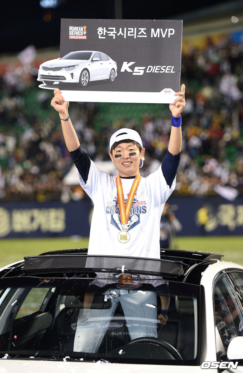 신임 김태형 감독이 이끈 두산이 통합 5연패를 노리던 삼성왕조를 몰락시키며 14년만에 한국시리즈 우승컵을 품에 안았다.두산은 31일 잠실구장에서 열린 삼성과의 한국시리즈 5차전에서 선발 유희관의 안정적인 투구와 3회까지만 7점을 낸 타선의 응집력을 묶어 13-2로 이겼다. 1차전 패배 후 4경기를 내리 이기는 기세를 과시한 두산은 2001년 우승 이후 무려 14년 만의 정상 등극 감격을 맛봤다. 정규시즌 3위 팀 두산이 준플레이오프부터 한국시리즈까지 이어진 14경기서 야구만이 보여주는 드라마를 쓰며 우승을 차지했다. 정규시즌 3위 팀이 한국시리즈 우승까지 집어삼킨 것은 3번째다.한국 시리즈 MVP를 거머쥔 정수빈이 세리머니를 하고 있다./sunday@osen.co.kr