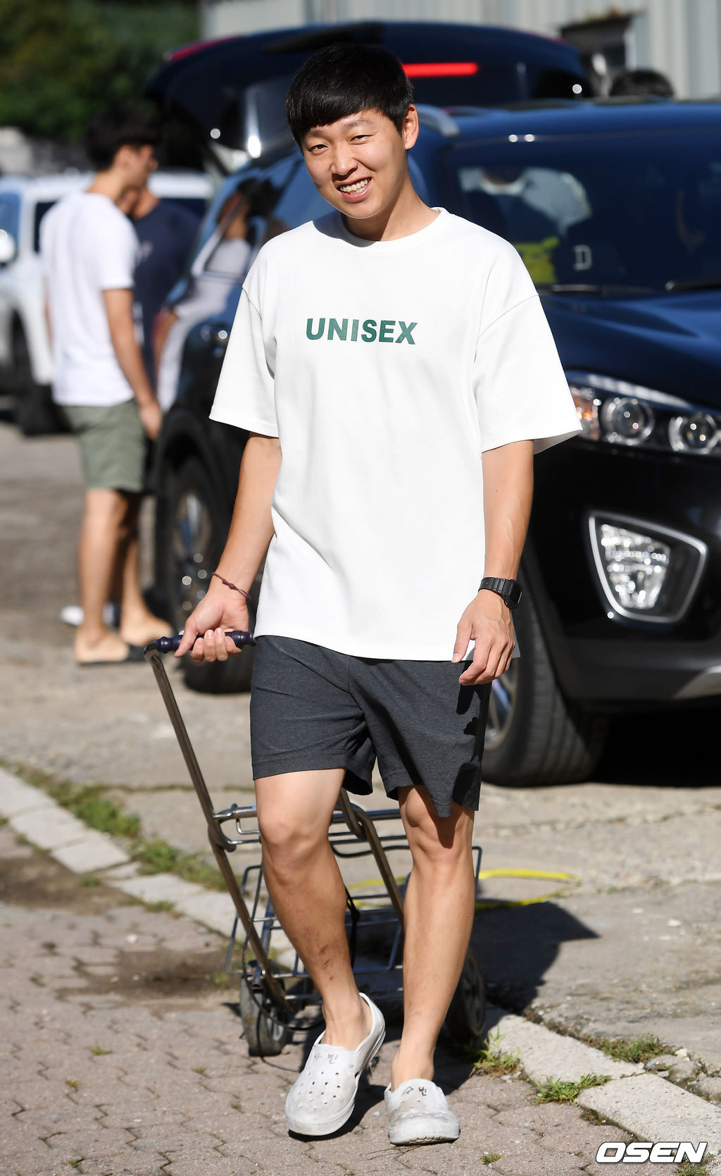 7일 오전 경기도 벽제 서울지방경찰청 경찰수련장에서 경찰야구단 제대하는 정수빈이 짐을 나르며 미소짓고 있다. /rumi@osen.co.kr