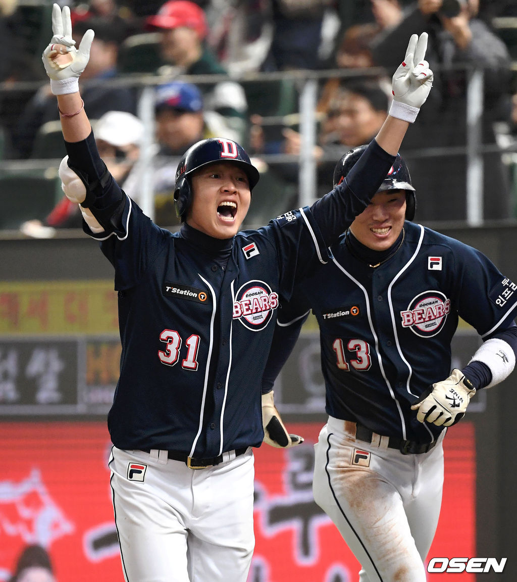 OSEN=인천, 이대선 기자]8회초 1사 1루에서 두산 정수빈이 우월 투런 홈런을 치고 허경민의 축하를 받고 있다./sunday@osen.co.kr
