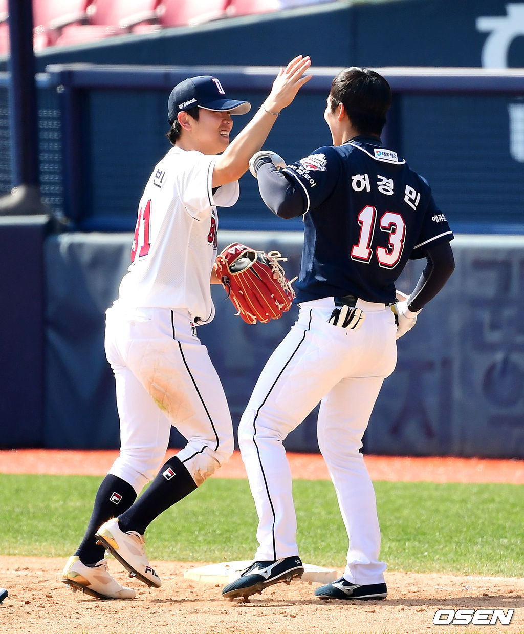 OSEN=잠실, 지형준 기자]청팀 허경민이 호수비로 적시타를 막아낸 백팀 정수빈과 장난을 치고 있다. /jpnews@osen.co.kr