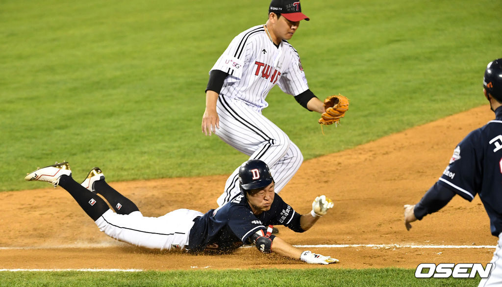 5회초 무사 선두타자로 나선 두산 정수빈이 내야 안타를 치고 1루에 슬라이딩 해 세이프되고 있다. / dreamer@osen.co.kr