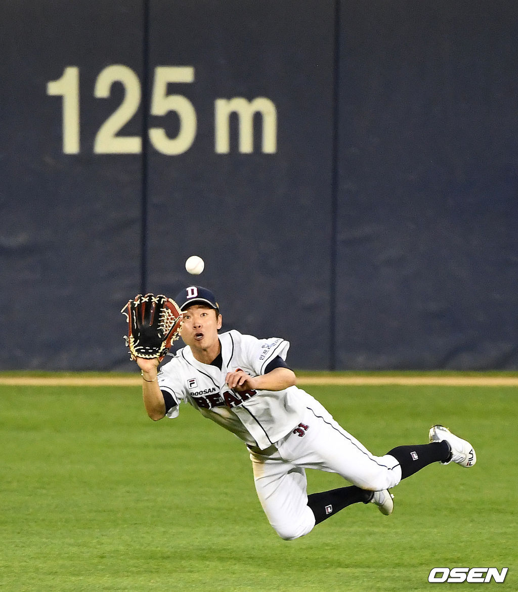 4회초 1사 주자없는 상황 NC 권희동의 타구를 두산 중견수 정수빈이 몸을 날려 잡아내고 있다. / dreamer@osen.co.kr