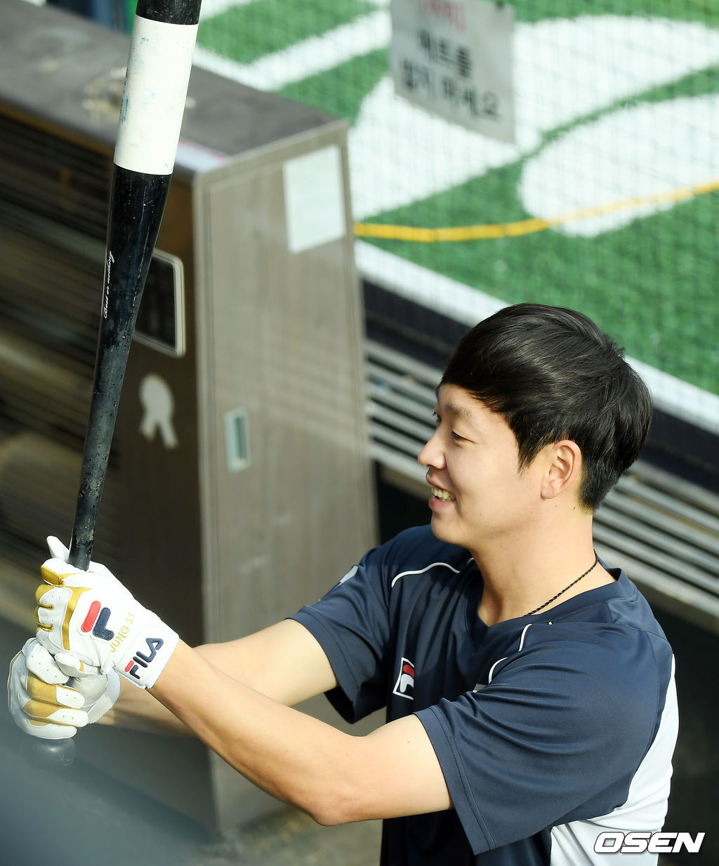 그라운드 위에서 두산 정수빈이 타격연습을 기다리며 미소지으며 스윙 연습을 하고 있다./ rumi@osen.co.kr