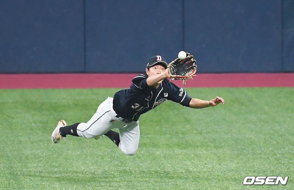 17일 오후 서울 고척스카이돔에서 ‘2020 신한은행 SOL KBO리그’ 한국시리즈 1차전 NC 다이노스와 두산 베어스의 경기가 열렸다.2회말 1사 NC 알테어의 타구를 정수빈 중견수가 호수비 펼치며 잡아내고 있다. / soul1014@osen.co.kr
