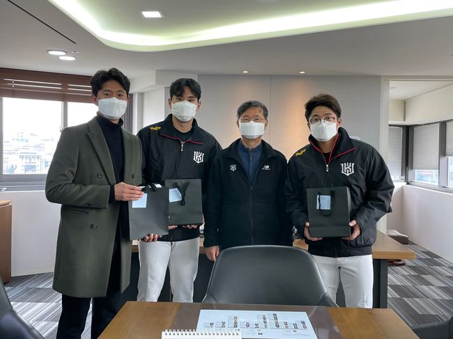 [사진] (왼쪽부터) 박기혁 코치, 김재윤, 남상봉 kt스포츠 대표, 조용호 / KT 위즈 제공